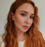 Hayden Panettiere popsa séria e de cabelos soltos Hayden Panettiere popsa séria e de cabelos soltos
