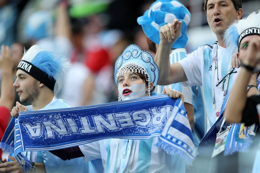 Torcedora argentina aproveita a atmosfera pré-jogo Torcedora argentina aproveita a atmosfera pré-jogo