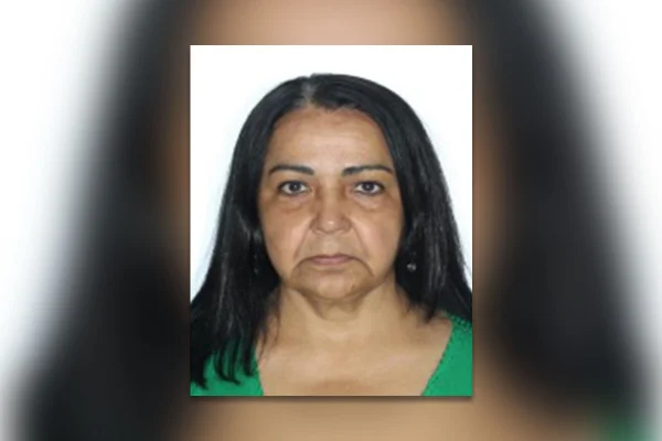 Foto colorida de mulher acusada de envenenar gatos no interior de SP. - Metrópoles
