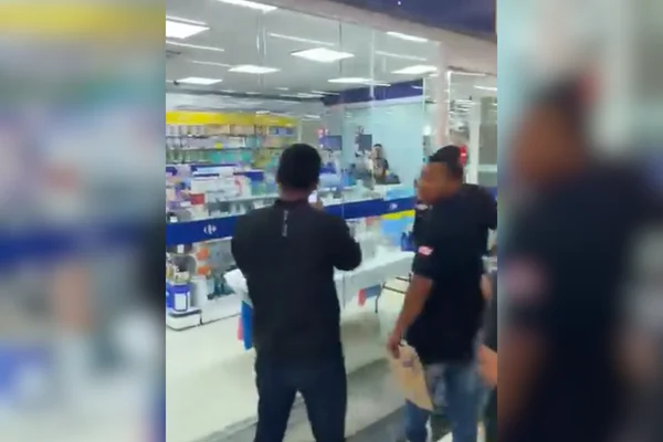 Imagem colorida de supermercado onde ocorre assalto com refém, uma funcionária de supermercado; PM foi acionada - Metrópoles