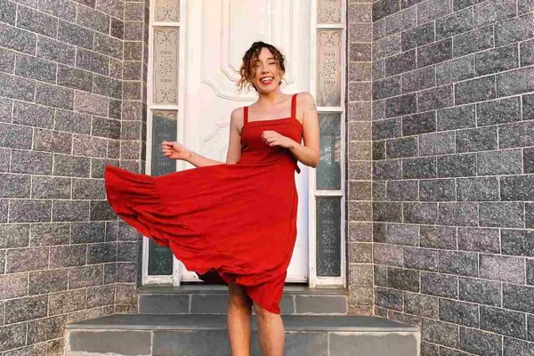 Bruna Vieira usa vestido vermelho com saia rodada - Metrópoles