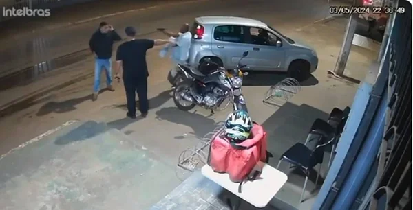 imagem colorida entregador é agredido por pm em goias