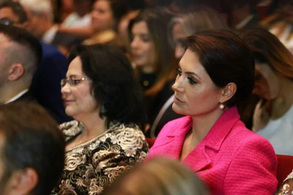 imagem colorida mostra damares alves e michelle bolsonaro - Metrópoles