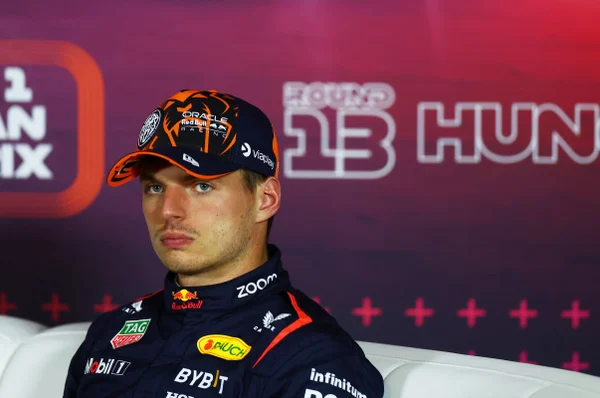 O terceiro colocado Max Verstappen da Holanda e a Oracle Red Bull Racing participam da coletiva de imprensa após a qualificação antes do Grande Prêmio de F1 da Hungria em Hungaroring em 20 de julho de 2024 em Budapeste, Hungria