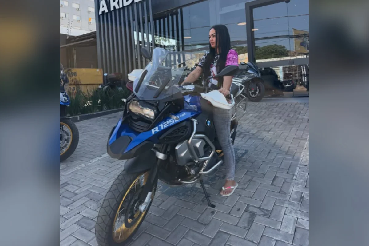 Nas redes sociais, a mulher aparece posando ao lado dos veículos de luxo Nas redes sociais, a mulher aparece posando ao lado dos veículos de luxo