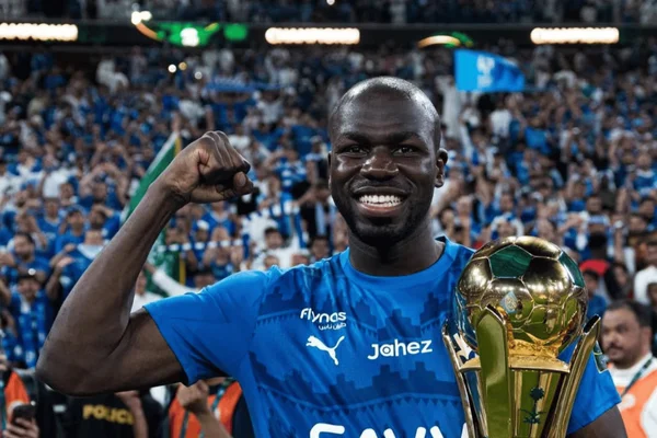 Koulibaly, jogador de Senegal, com a camisa do Al Hilal