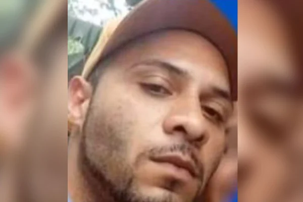 Imagem colorida de homem pardo com cavanhaque e boné