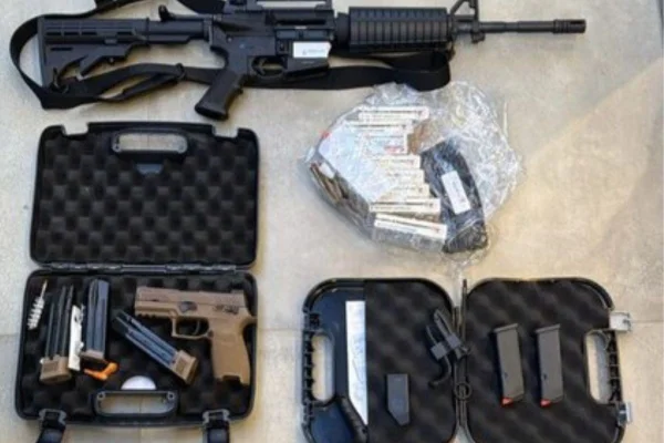 Imagens coloridas mostram armas e drogas apreendidas em operação policial