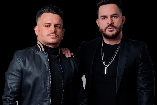 Carlos & Jader posam com looks pretos para foto de divulgação - Metrópoles