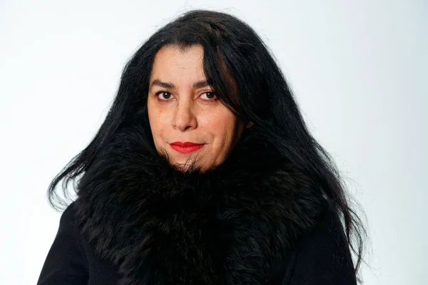 Imagem colorida de Marjane Satrapi posando durante o 6º Festival "Pluriel.les" - Primeiro Dia, em 6 de março de 2023 - Metrópoles