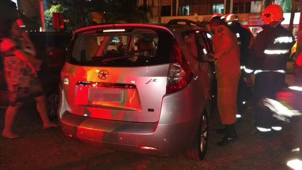 Corpo de Bombeiros resgata criança de cinco meses que ficou presa em carro no Guará II