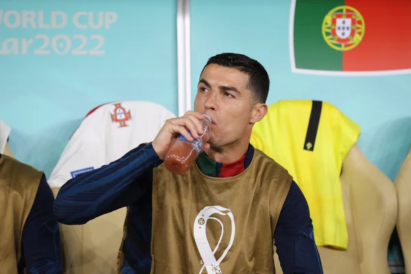 Médico explica estratégia de Cristiano Ronaldo de cuspir bebidas - destaque galeria Médico explica estratégia de Cristiano Ronaldo de cuspir bebidas - destaque galeria