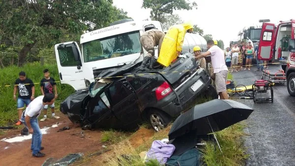 Acidente com carro do DF deixa pelo menos três mortos na saída de Caldas Novas