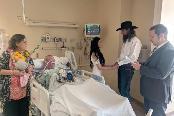 Cerimônia de casamento acontecendo dentro de quarto de hospital
