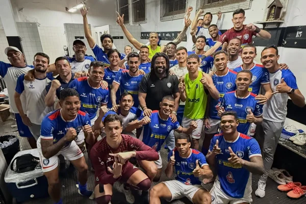 Foto colorida da equipe do Cianorte-PR - Metrópoles