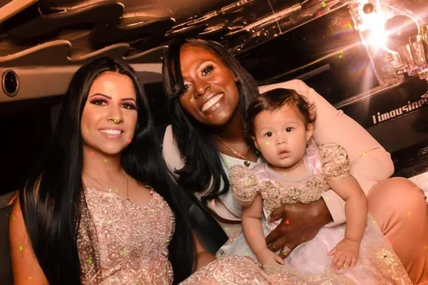 Cantora Neném faz festão de aniversário para sua neném