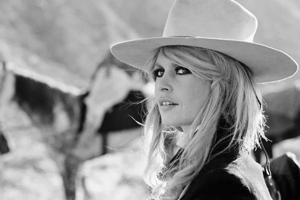 Imagem em preto e branco da atriz Brigitte Bardot no set de filmagens de Shalaco em 1968 - Metrópoles