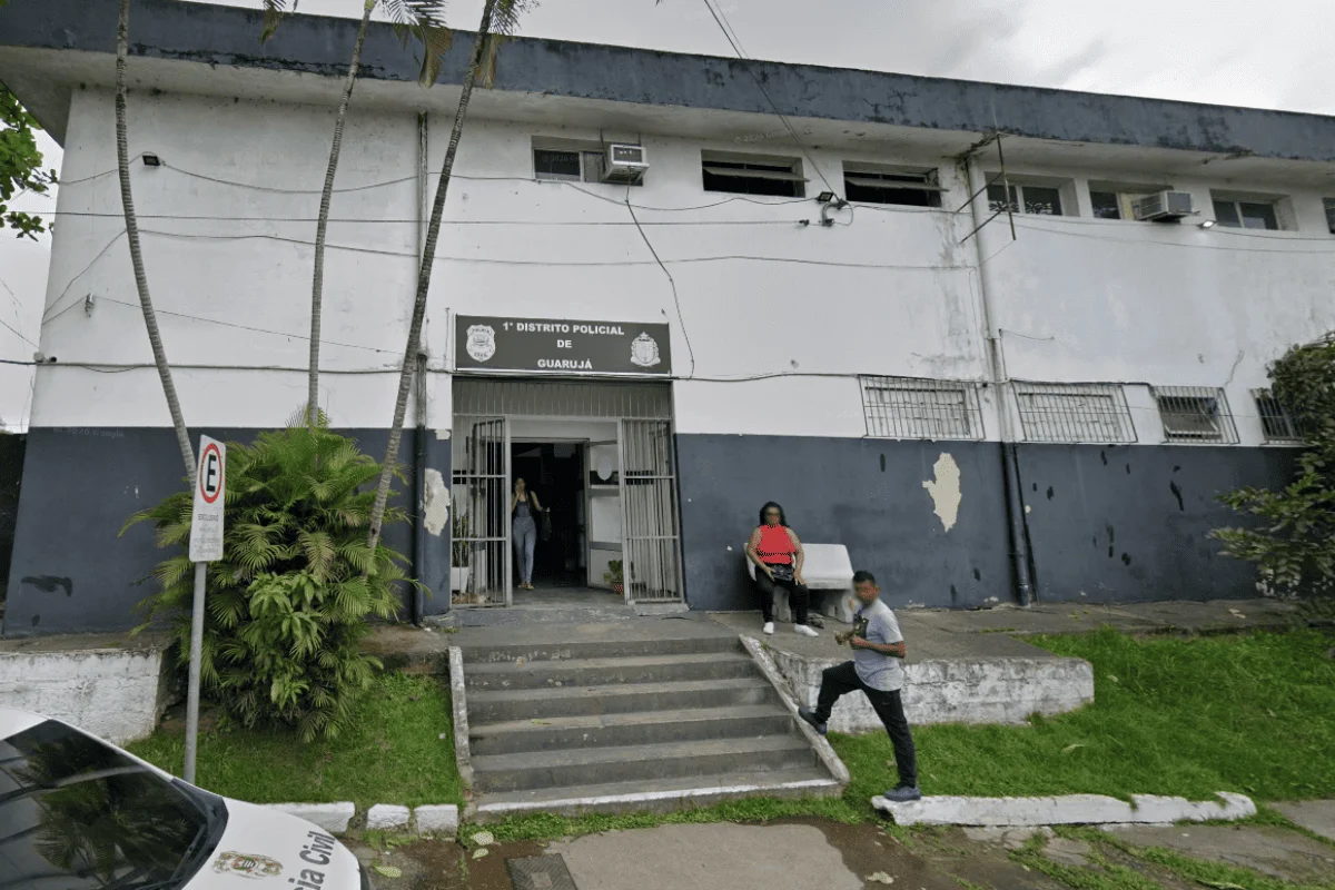 Imagem colorida da fachada da delegacia onde foi registrado o caso do homem vítima de sequestro no litoral de SP - Metrópoles