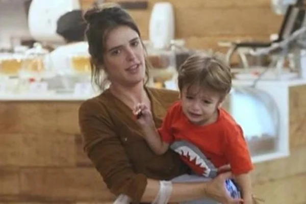 Filho de Rafa Brites dá piti em shopping e famosa faz desabafo na web