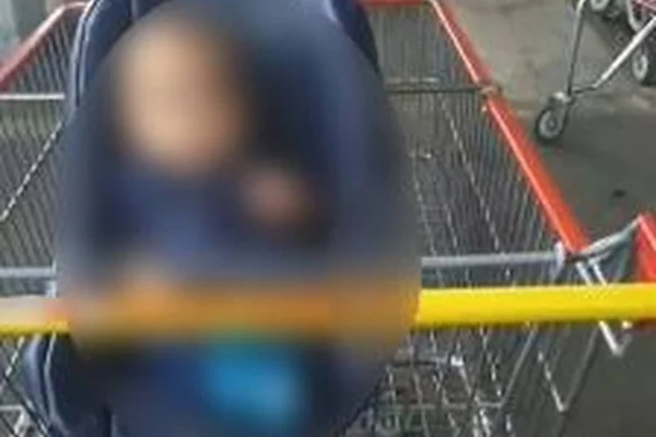 Bebê é esquecido pelos pais em carrinho de supermercado