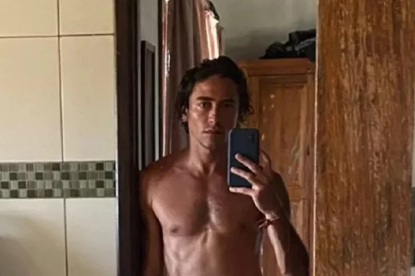 Jesuita Barbosa, ator da novela Pantanal, tira foto sem camisa no espelho. Ele é branco, tem olhos claros e cabelo longo - Metrópoles