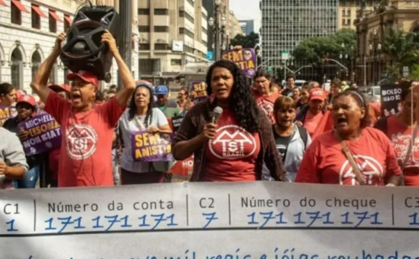 foto colorida de integrantes do MTST protestam em frente ao Teatro Municipal contra homenagem a Michelle Bolsonaro - Metrópoles