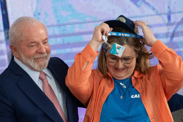 Imagem colorida de Lula e Rita Serrano, demitida por Lula da presidência da Caixa Econômica Federal - Metrópoles
