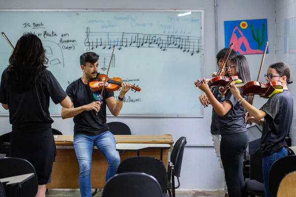 Projeto oferece aulas de artes para alunos do CEF 11 Gama