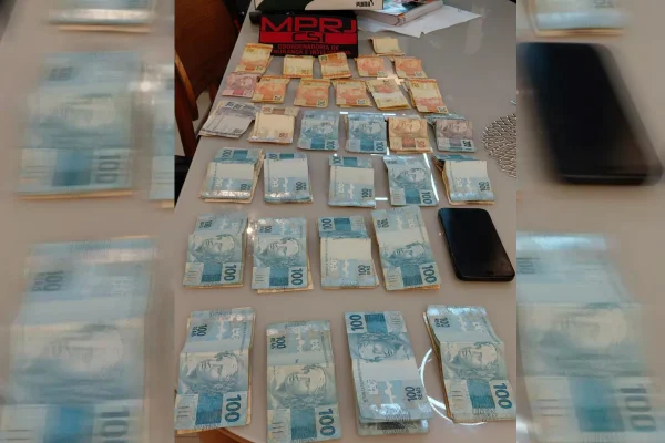 Imagem colorida, dinheiro apreendido na casa de um dos PMs-Metrópoles