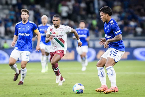 Cruzeiro bate o Fluminense no Mineirão e Inter vence o Corinthians