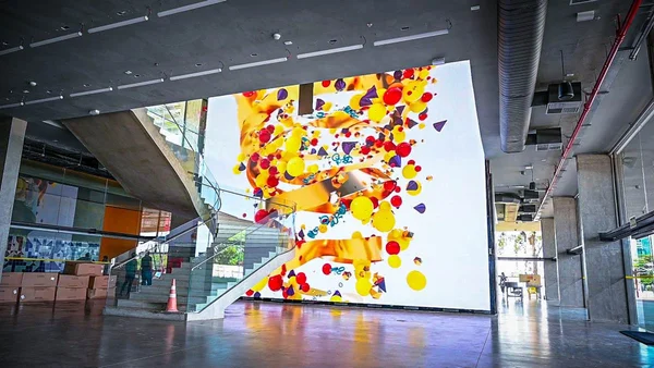 Painel artístico e escada de acesso ao SESI Lab
