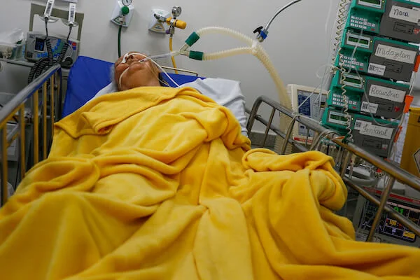 Paciente intubada no pronto-socorro de hospital privado Santa Bárbara espera por vaga de UTI em março, pior mês da pandemia em Goiás Paciente intubada no pronto-socorro de hospital privado Santa Bárbara espera por vaga de UTI em março, pior mês da pandemia em Goiás