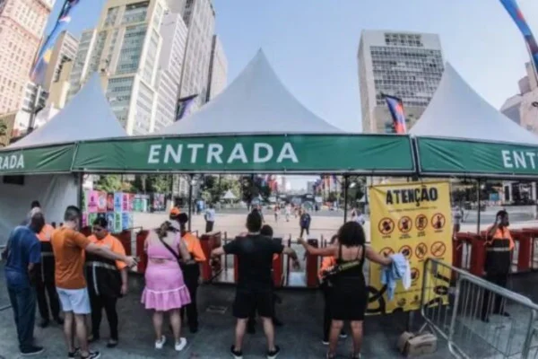 Todos os 21 palcos da Virada Cultural 2025 terão acesso controlado com revista na entrada. Seguranças privados irão realizar as vistorias - Metrópoles