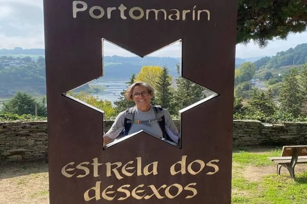 Mulher de 56 anos com câncer de pulmão completa Caminho de Santiago