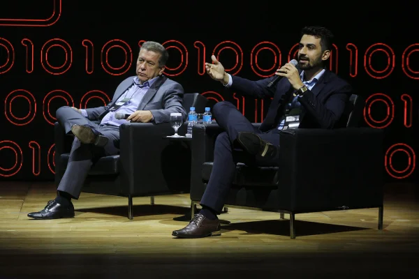 Ricardo Terra, diretor do SENAI-SP, e Marcello Souza, gerente de Inteligência de Mercado do SENAI-SP, participam de evento na sede da FIESP, em São Paulo, sobre inteligência artificial