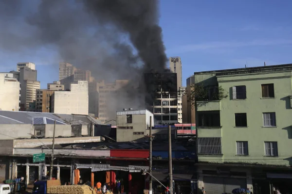 Incêndio de grandes proporções na rua Barão de Duprat, esquina com a 25 de março, no centro histórico de São Paulo