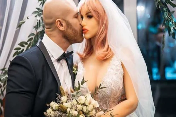 Fisiculturista e boneca sexual