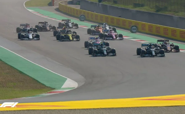 Fórmula 1: Hamilton vence na casa da Ferrari em corrida com três largadas