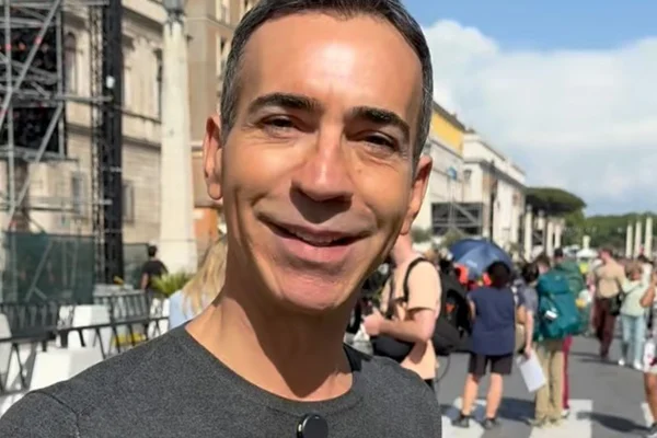 "Lotado", afirma César Tralli sobre os bastidores do funeral do papa - Metrópoles