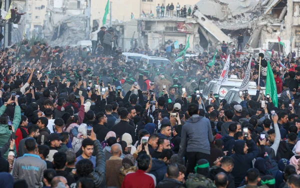 Imagem colorida mostra pessoas na Faixa de Gaza - Metrópoles