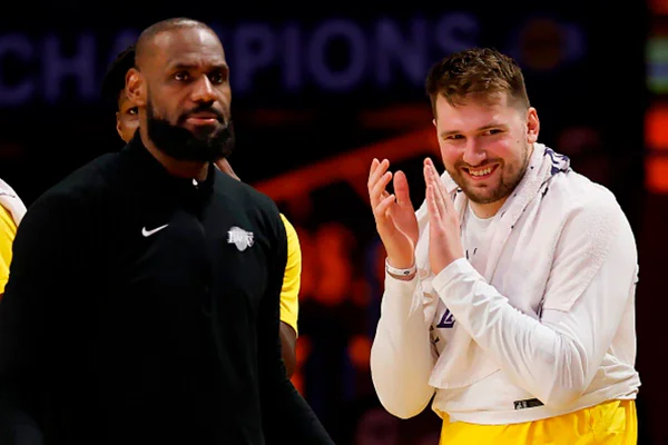Imagem colorida de LeBron James e luka Doncic em jogo do Lakers - Metrópoles