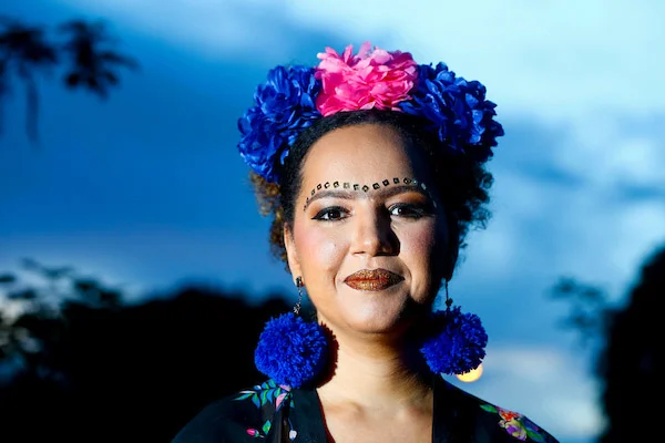 Empodere-se neste carnaval com uma maquiagem inspirada na Frida Kahlo