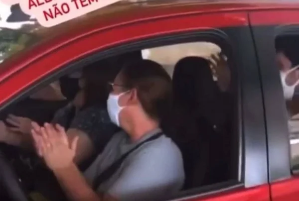 Idosa é vacinada contra Covid-19 e família comemora com música
