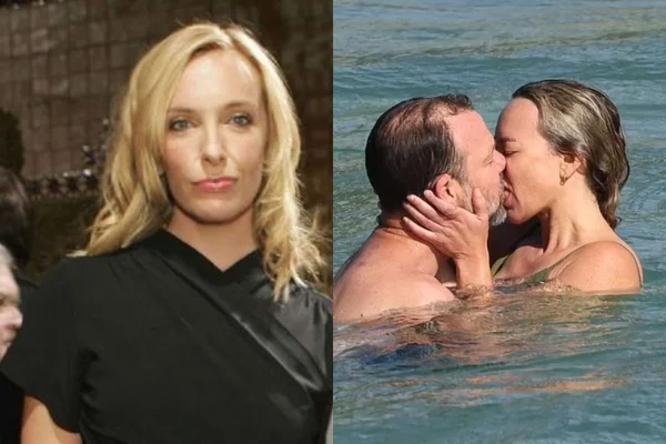 Toni Collet e marido beijando outra