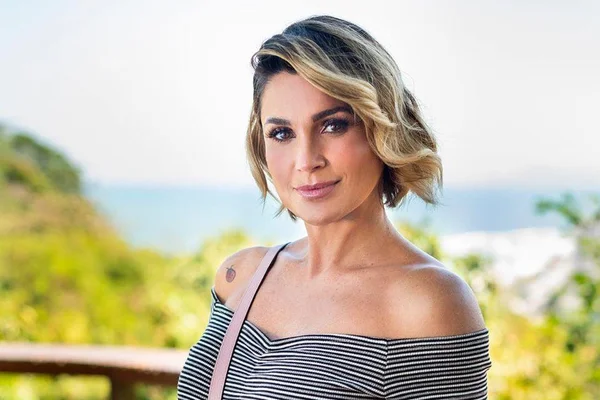 Aos 45 anos, Flávia Alessandra mostra bumbum de dar inveja