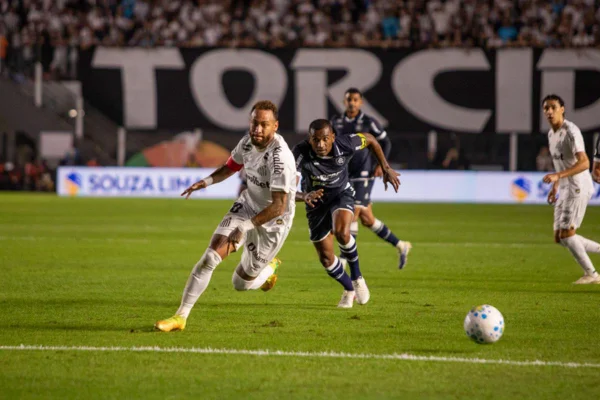Lance de jogo entre Remo e Santos.