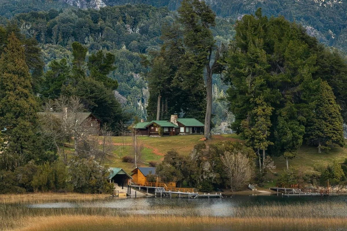 Regiões como Puerto Manzano e o Circuito Chico oferecem diversas opções de chalés e cabanas charmosas à beira dos lagos Regiões como Puerto Manzano e o Circuito Chico oferecem diversas opções de chalés e cabanas charmosas à beira dos lagos