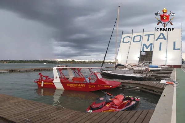 Foto colorida barco bombeiros