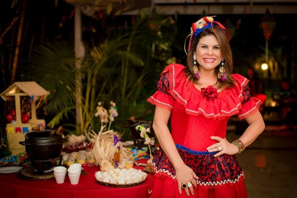 É tempo de arraial! Janine Brito recebe amigas para festa junina