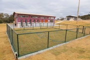 Uma das quadras da área de lazer para os animais.